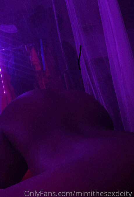 mimithesexdeity OnlyFans nackte Brüste