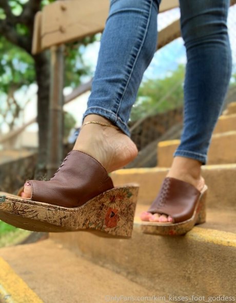 kim kisses foot goddess OnlyFans-Leaks