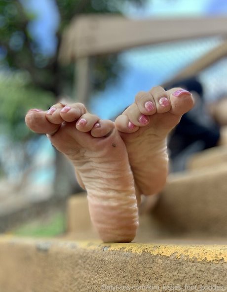kim kisses foot goddess Sexy OnlyFans