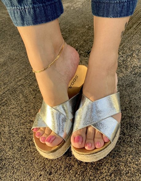 kim kisses foot goddess OnlyFans XXX