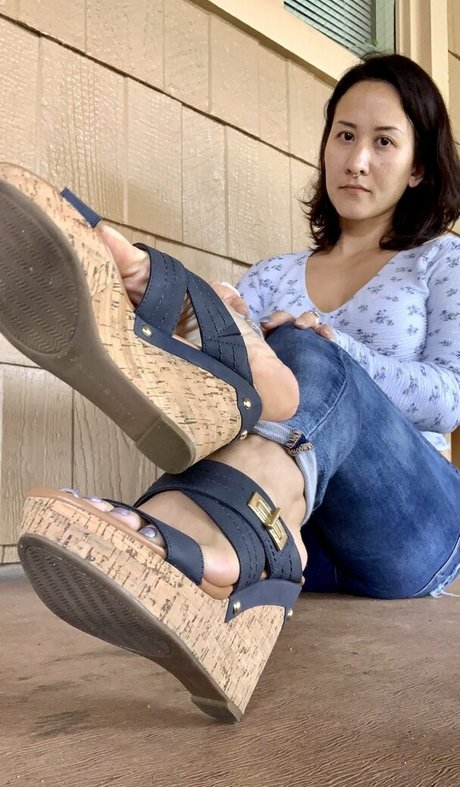 kim kisses foot goddess OnlyFans-Leaks