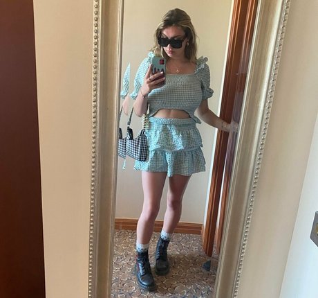 Nell H Model OnlyFans Foto