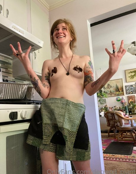 Decrepit plant OnlyFans nackte Brüste