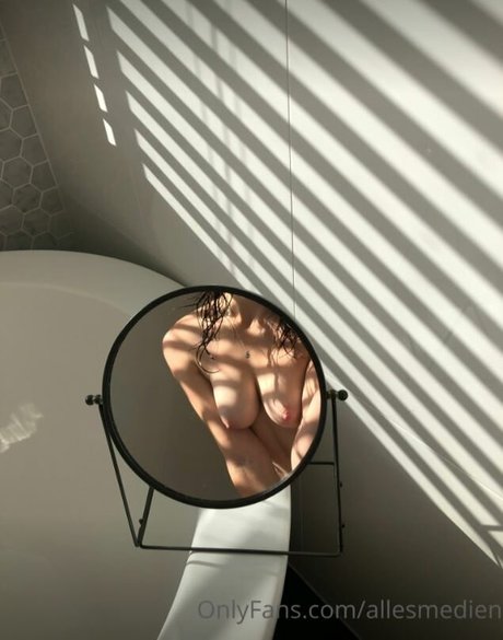Allesmedien OnlyFans Model Fotos