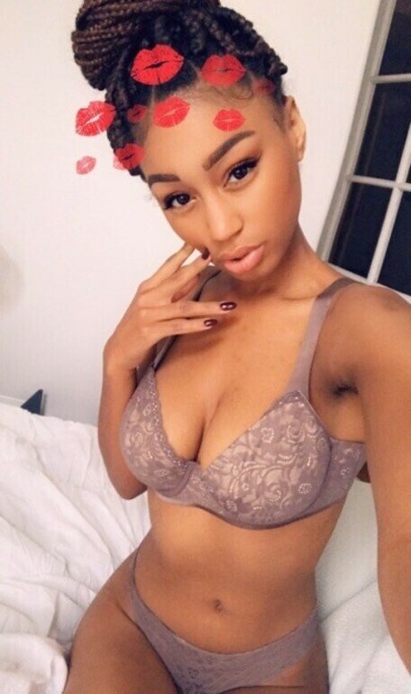 Nia Simone Nackt auf OnlyFans