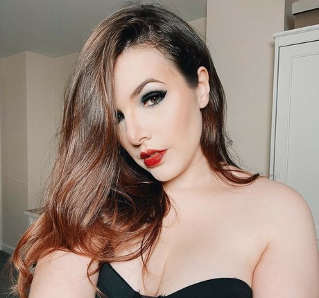 Cherry Wallis Heiße OnlyFans Inhalte