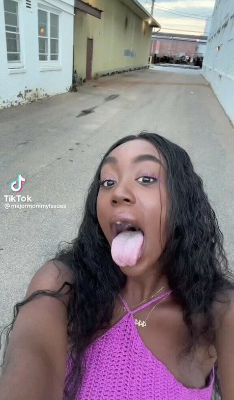 Majormommyissues OnlyFans-Bilder