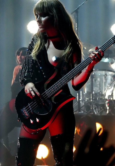 Victoria De Angelis Auf OnlyFans