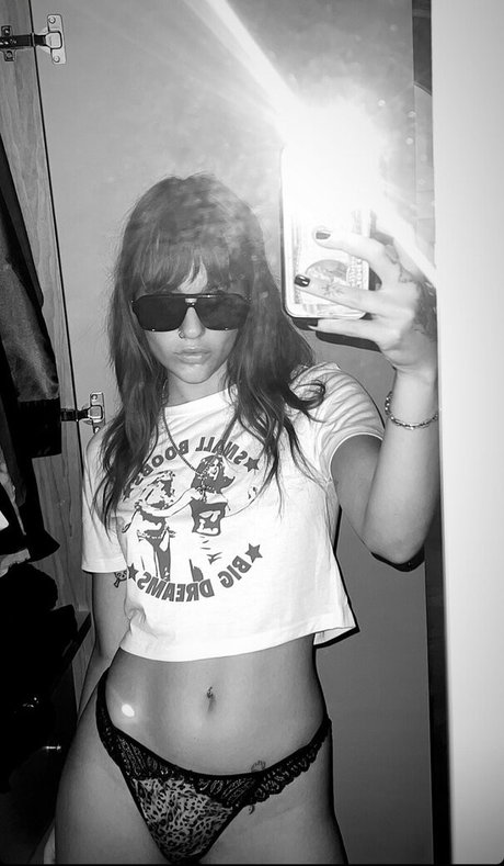 Victoria De Angelis Nacktbilder von OnlyFans