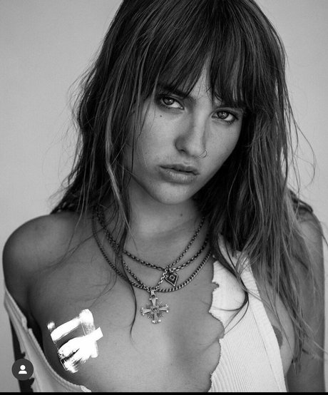 Victoria De Angelis OnlyFans nackte Brüste