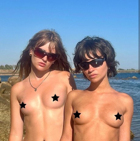 Victoria De Angelis Oben ohne OnlyFans