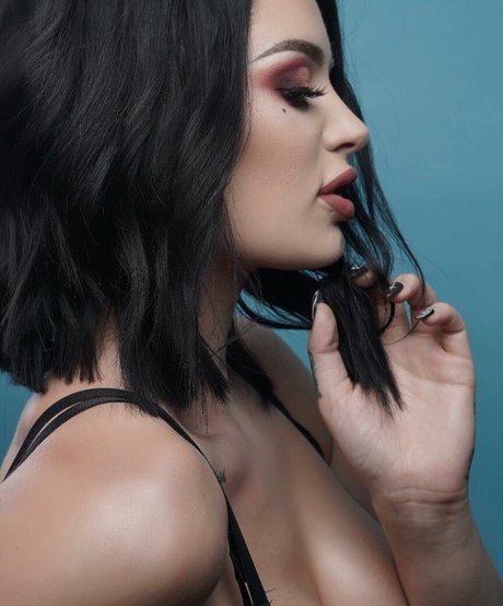 Saraya Bevis Bilder OnlyFans