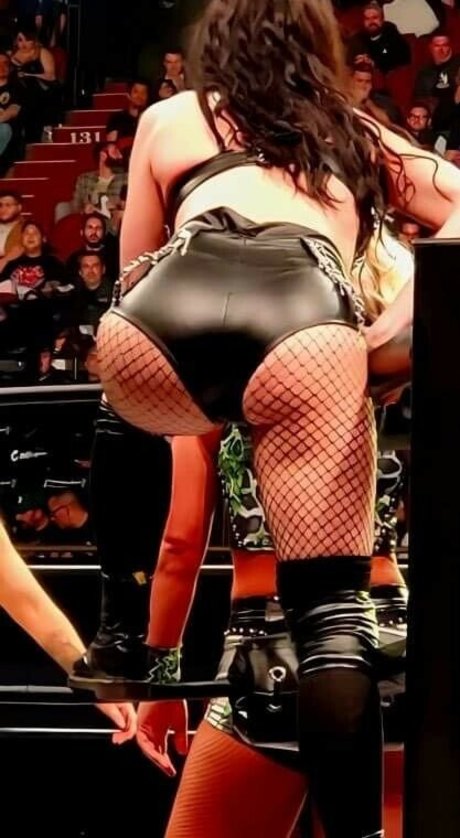 Saraya Bevis Oben ohne OnlyFans