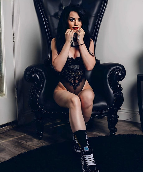 Saraya Bevis Nackt auf OnlyFans