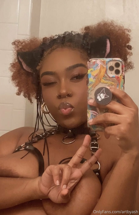 artbyash OnlyFans nackte Brüste