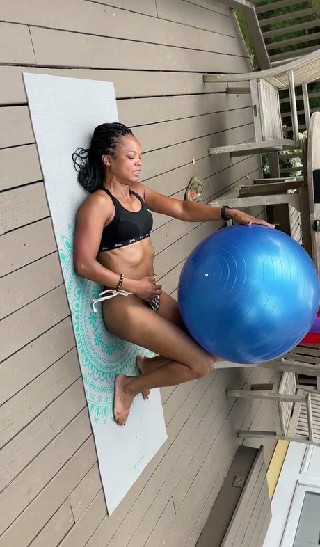 Lukwesa Burak OnlyFans geleakte Brüste