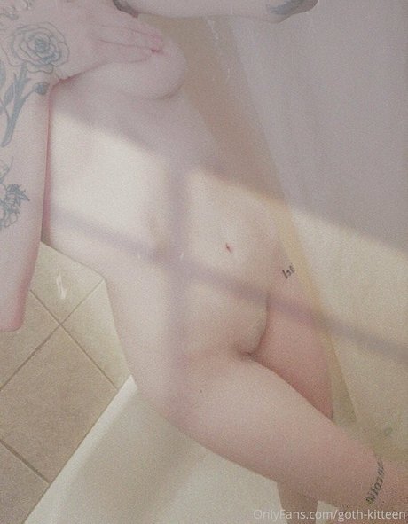 goth kitteen NurlyFans-Brüste