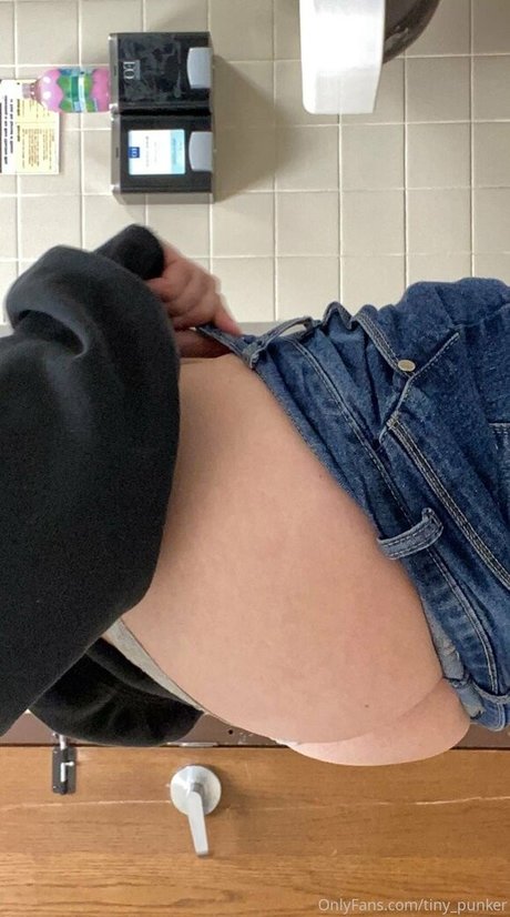 tiny punker OnlyFans Bilder
