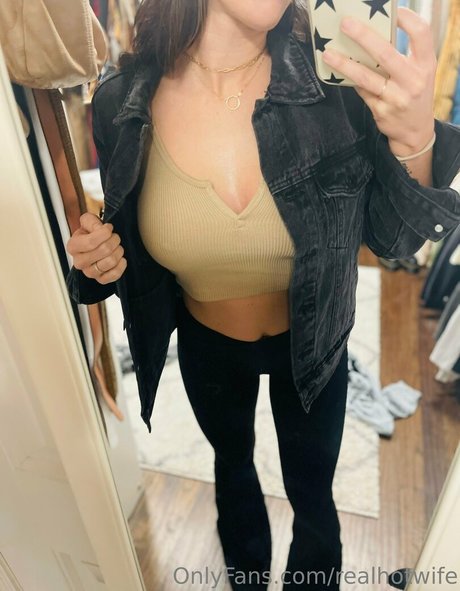 RealHotwife OnlyFans-Model