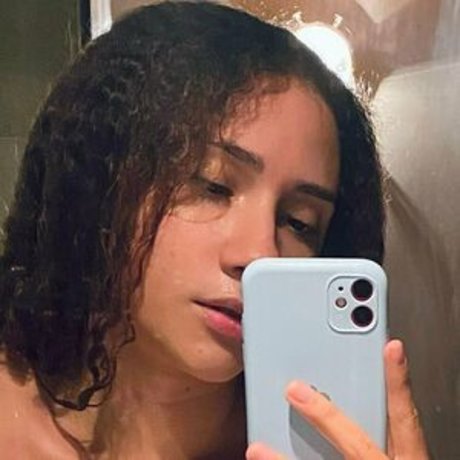 Hoelessbian Nacktpornos auf OnlyFans