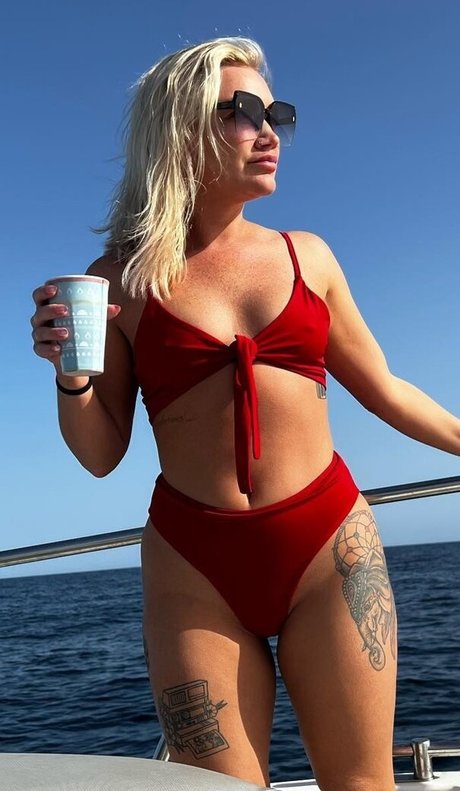 Hollie Jay Bowes OnlyFans Inhalte