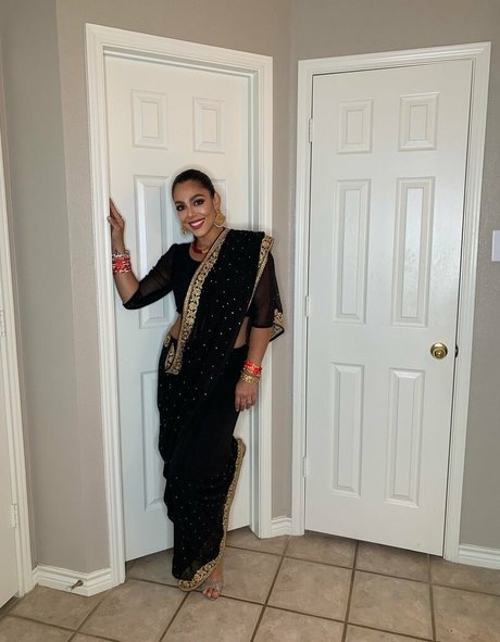 Nitu Sharma OnlyFans Lesbisch