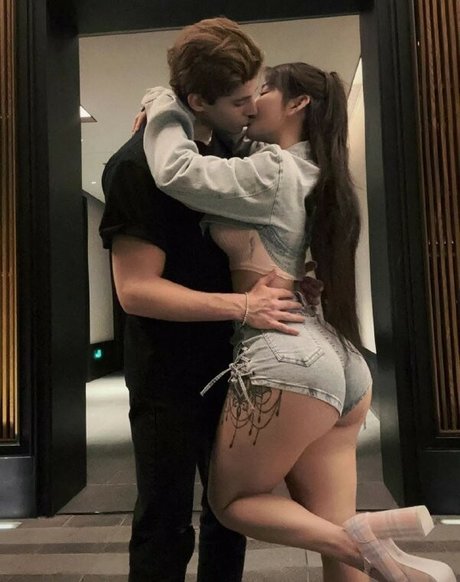 Songyuxin Hitomi OnlyFans nackte Brüste