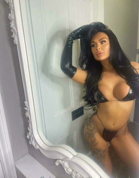 Lisabrowlandsx OnlyFans schlank