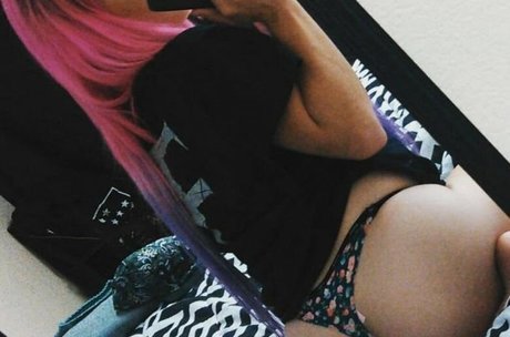 Annie Abrahms Nackt auf OnlyFans Leaks