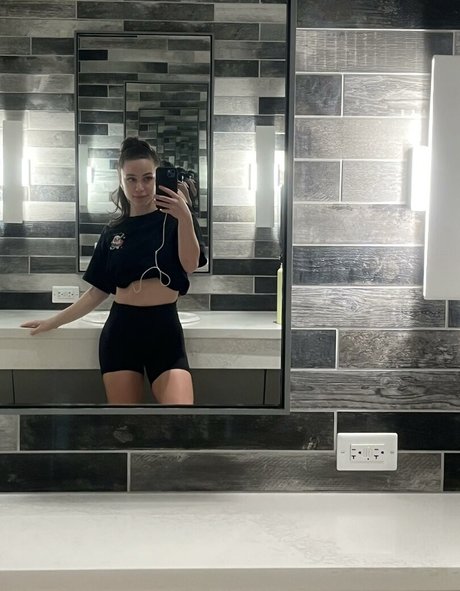 lolamoves OnlyFans Nacktbilder