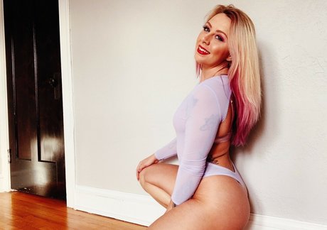 AEW Laynie Luck OnlyFans Nacktbilder