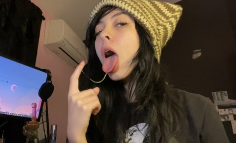 tiny chuli Strip OnlyFans