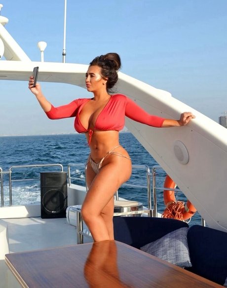 lockige rothaarige onlyfans schön nackt Hinter-den-Kulissen