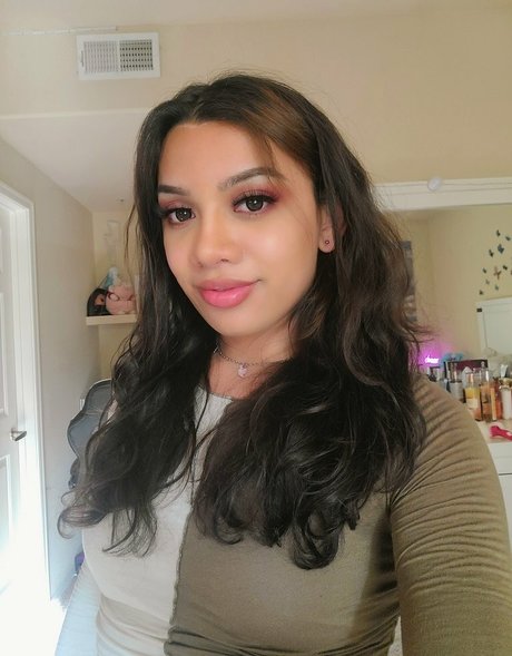 Mina Sin Nacktbilder von OnlyFans geleakt