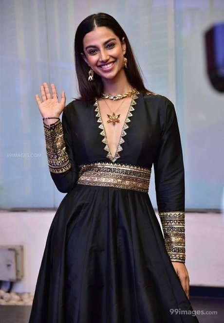 Meenakshi Chaudhary Geleakte OnlyFans-Inhalte