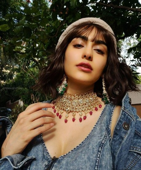 Adah Sharma Oben ohne OnlyFans