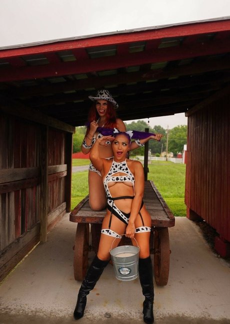 Frenemies Nacktbilder von OnlyFans