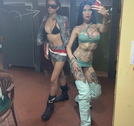 tightcorsetloosemorals OnlyFans Nacktbilder