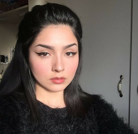 Flores Isabella98 OnlyFans Model Fotos