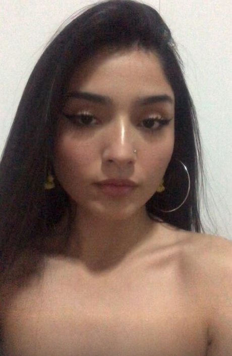 Flores Isabella98 OnlyFans Striptease