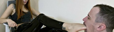 Petite Princess Femdom Nacktbilder auf OnlyFans