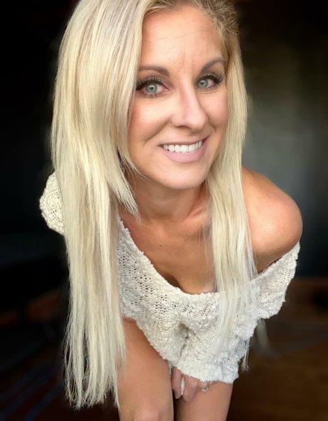 Blonde Country Girl OnlyFans explizite Inhalte