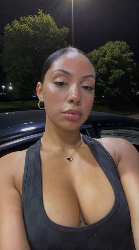 Izzy Clark OnlyFans schlank