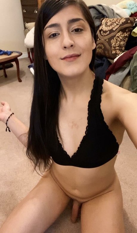 ellaisakittycat OnlyFans Inhalte