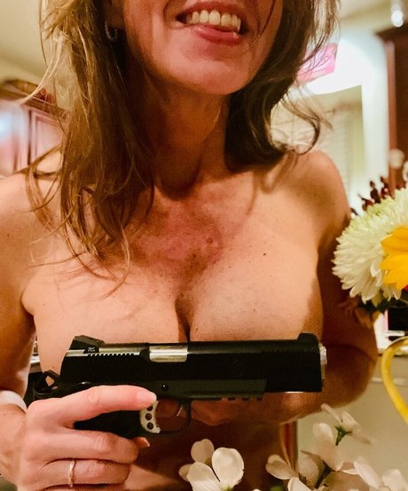 AGirlAndHerGunZ Leaked OnlyFans Nacktbilder