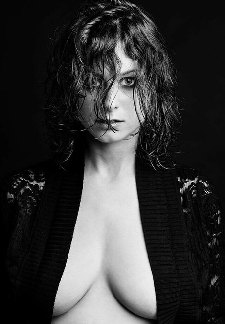 Yael Gayaa Oben ohne OnlyFans