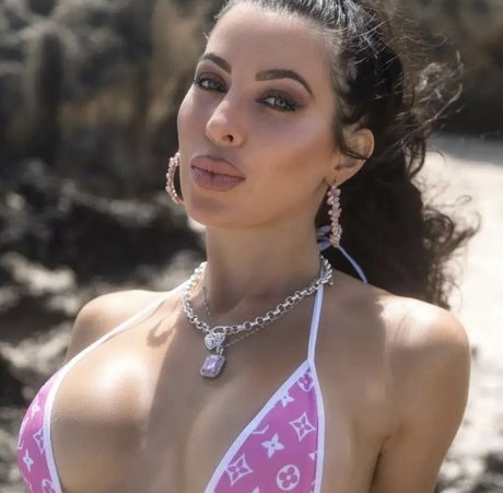 Angelina Bellucci Nacktpornos auf OnlyFans