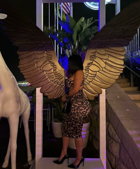 nadine djelassi OnlyFans-Model