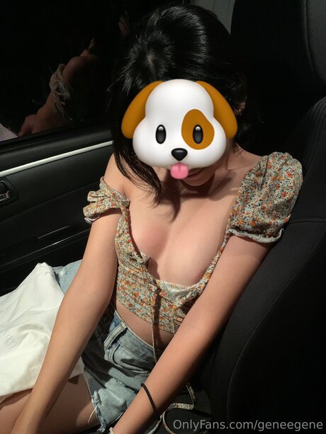 geneegene OnlyFans Striptease