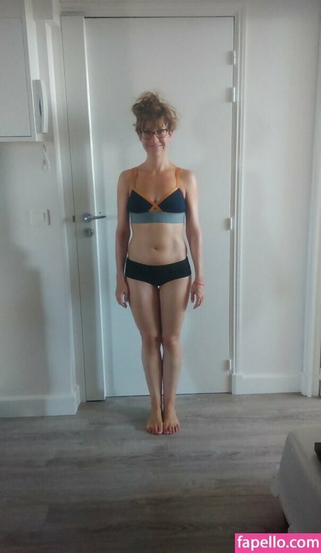 Carine Ribert OnlyFans Model Bilder